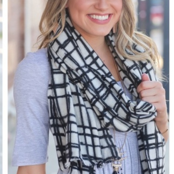 HOST PICK Black & White Scarf NWT - Picture 2 of 4